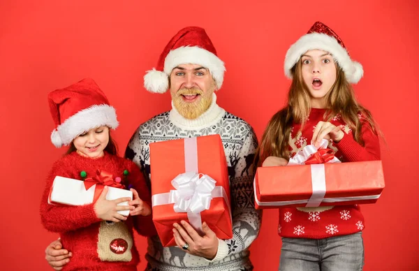 Kerstavond concept. Familie tijd. Holly vrolijke kerst. Verrassend wonder. Papa kinderen hebben plezier. Vader en dochters vieren samen het nieuwe jaar. Kerstmis wordt speciaal met kinderen — Stockfoto