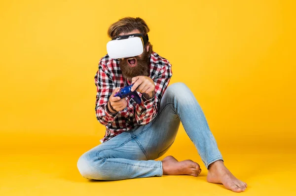 Die neue Realität genießen. Digitale Zukunft und Innovation. Brutaler Mann mit Virtual-Reality-Brille. Spielkonsole. Mann trägt drahtlose VR-Brille. Mann im VR-Headset. bärtige Hipster nutzen moderne Technik — Stockfoto