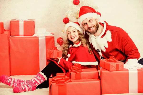 Família tradições de celebração do Natal. Papai no traje de Papai Noel com filha bonito garoto comemorar o Natal juntos. Momentos idílicos. Feliz infância. Férias em família. Conceito de Pai Natal — Fotografia de Stock