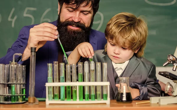 Mentaler Prozess Wissenserwerb durch Erfahrung. Zurück zur Schule. Kognitive Fähigkeiten. Lehrer-Kind-Reagenzgläser. Chemie-Experiment. Kognitiver Prozess. Kognitive Entwicklung der Kinder — Stockfoto