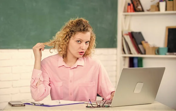 Educator surfen online. Communicatie sociale netwerken. Moderne school. Lerarendag. Vrouw slimme opvoeder werken online. Intelligente studente. Leraren forum ondersteuning. Online community voor docenten — Stockfoto