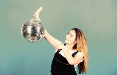 Eğlenmeye hazırım. Doğum günün kutlu olsun. Disko dansı. Tatili kutluyoruz. Disko toplu kız. Partiye katılan. Dans edelim. Gece hayatı konsepti. Noel ya da yeni yıl tatili. Parti zamanı