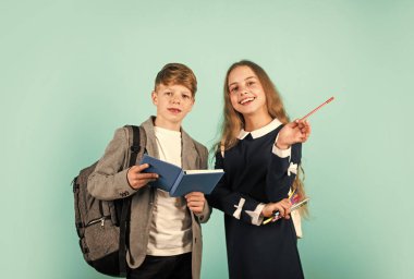 Gençler için dersler. Uluslararası öğrenci değişimi. Okul bilgisi. Yetenek geliştirme. Birlikte daha iyi. Öğrenci derse hazır. Sıradan bir okul programı. İleri düzey okul eğitimi