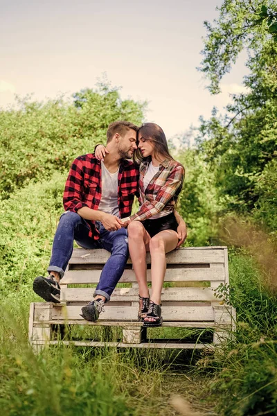 Romantische Gefühle. Mann mit Mädchen im Park. verliebtes Paar. Karierte Mode. Familienwochenende. romantisches Date. fröhlicher Valentinstag. Sommercamping im Wald. Paar entspannen im Freien auf Bank. Liebeskuss — Stockfoto