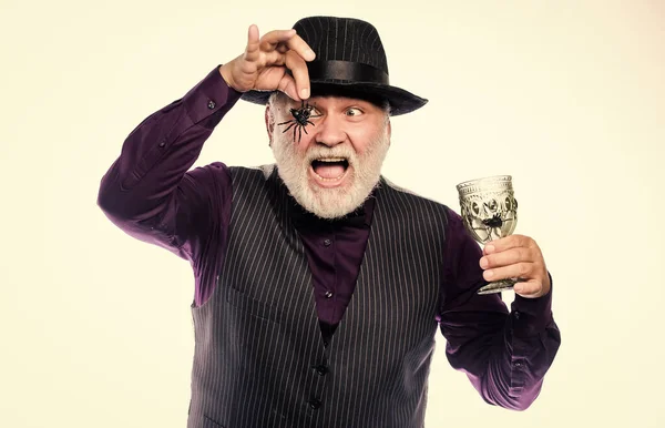 Halloween night. halloween holiday costume. barman make cocktail for halloween party. mature man magician in witch hat. happy halloween. evil wizard cooking magic potion with spider — Stock Photo, Image
