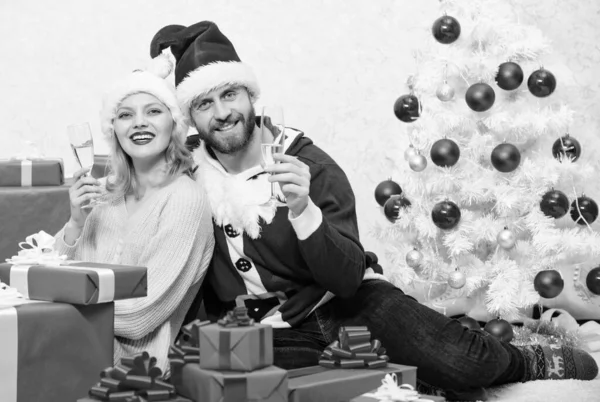 Zakochana para cieszy się świętami Bożego Narodzenia. Rodzinna tradycja. Szczęśliwego Nowego Roku i Wesołych Świąt. Świętujemy razem święta Bożego Narodzenia. Kochająca para przytula i pije szampana w pobliżu choinki — Zdjęcie stockowe