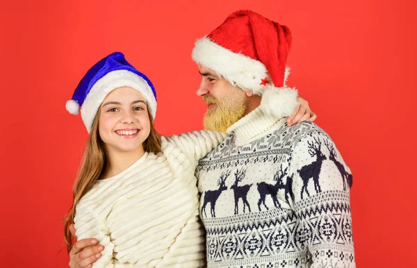 Legami familiari. Vacanze invernali. Mia cara figlia. Padre e bambino festeggiano il nuovo anno. Tempo in famiglia. Holly Jolly Christmas. Papà e bambino si divertono. La tradizione natalizia. Concetto vigilia di Natale — Foto Stock