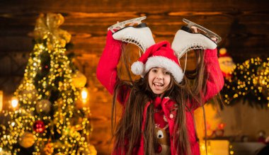 Aktif dinlenme. Yeni yıl partisi kutlaması. Noel zamanı geldi. Kış etkinliği zamanı. Gelmiş geçmiş en iyi hediye. Noel Baba çocuk tatilde. Çocuklar Noel tatiline bayılır. Mutlu küçük kız artistik patenle kayıyor.