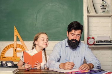 Ders sona erdi. Çocukla birlikte sakallı pedagog çalışması. Ders çalışmak eğlencelidir. Öğretmen ve liseli kız. Görev başarıyla tamamlandı. Babamla evde eğitim. Çalışmaya yardım. Disiplin terbiyesi