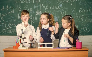 Temel kimyasal reaksiyonlar. Grup öğrencileri okulda kimya okuyor. Erkekler ve kızlar kimyasal deneylerden hoşlanırlar. Organik kimya karbon içeren bileşiklerin incelenmesidir. Büyüleyici kimya.