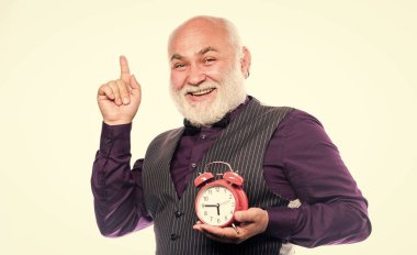 Sakallı olgun bir adam gösteri zamanı. Zaman ve yaş. Zaman tutma. emeklilik. Saat tamircisi ya da tamirci. Zaman yönetimi. İş. Çalar saati olan olgun sakallı bir adam. Zamanın izini sürüyorum.