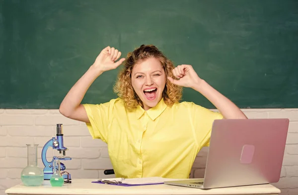 Eindelijk ja. Wetenschapsleraar op het schoollab. meisje in klaslokaal laboratorium met computer. aantekeningen maken over chemische onderzoeksresultaten. Biologisch experiment. gelukkige student met microscoop en beker — Stockfoto