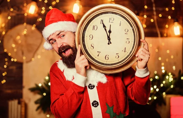 Quase meia-noite. Pede desejos. Hora da festa de inverno. Preparem-se. Faltam alguns minutos. Contagem regressiva de ano novo. Papai Noel segurar relógio vintage. Está na hora de celebrar. Feliz Natal! Feliz Natal! Homem barbudo informando o tempo — Fotografia de Stock