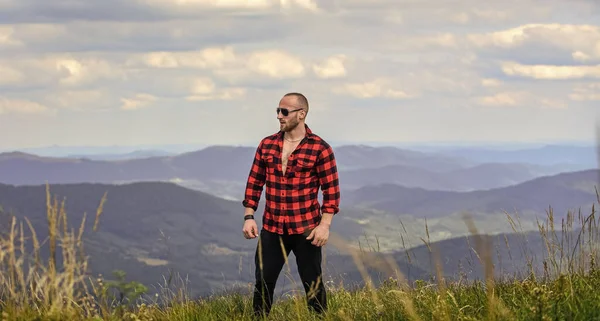 O homem está no topo da montanha. Conceito de caminhada. Lazer ativo. O tipo goza de liberdade. Descubra o mundo. Masculinidade e energia masculina. Alcançar a liberdade. Livre e selvagem. Valor da liberdade. Auto-suficiente — Fotografia de Stock