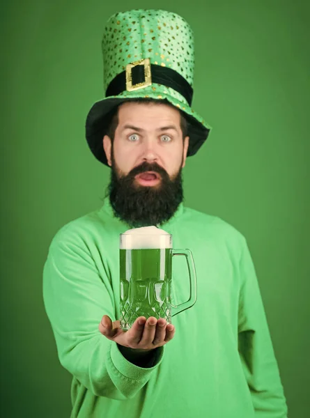 Empecemos la fiesta de Patrick. Tradición irlandesa. Hombre brutal barbudo hipster beber cerveza pinta. Pub irlandés. Bebiendo cerveza parte celebración. Bar menú de vacaciones de temporada. Taza de cerveza verde. ¡Salud! Bebida alcohólica — Foto de Stock