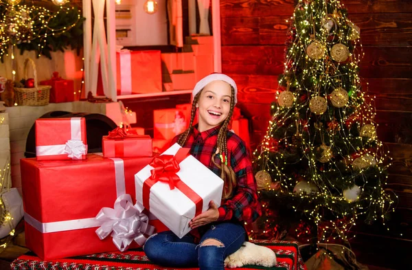 Un epítome de un regalo tan infantil que siempre quisimos. La memoria de la infancia el regalo más agradable provoca alegría festiva. Concepto de sueños preciados. Chica celebrar christmas.phistication. Niño feliz con árbol de Navidad de regalo —  Fotos de Stock