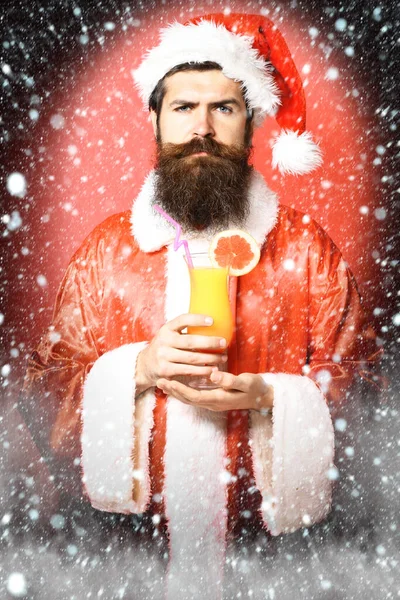 Jóképű szakállas santa claus férfi piros stúdió háttér — Stock Fotó