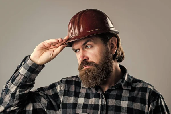 It will be perfect. brutal builder in helmet. bearded repairman. confident construction engineer. professional architect. repair and building. responsible for safety. serious male worker in hard hat — Stock Photo, Image