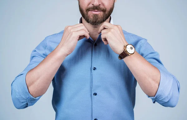 Bearded man cropped view fix fashion blue shirt collar wearing wrist watch, casual — Stock Photo, Image