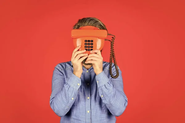 Verouderde technologie. Manager telefoon dialoog communicatie. Bel mij. Succesvolle onderhandelingen. Retro telefoon. Verkoopscript. Een antwoordapparaat. Een telefoongesprek met een baard. Oproepteksten — Stockfoto