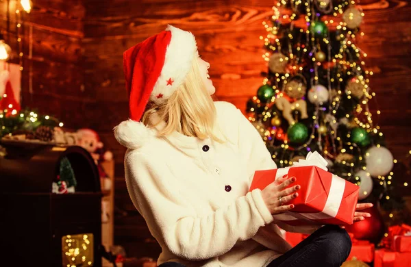 Preparándose para la Navidad. En Navidad. regalo de navidad de Navidad. Decora el árbol de Navidad. chica alegre sombrero de santa rojo. mujer feliz amor regalos. Venta de compras de invierno. celebrar el año nuevo en casa — Foto de Stock