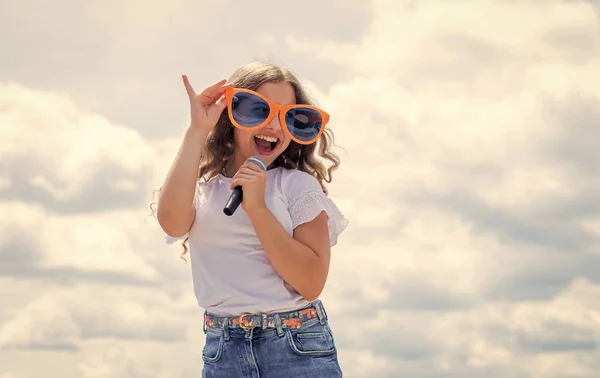 A la deriva en la música. club de karaoke. La música es mi vida. niño canta con micrófono. alegre gestor de eventos. niño divertirse en la fiesta. cantante feliz con micrófono. Chica cantando. concepto de escuela vocal — Foto de Stock