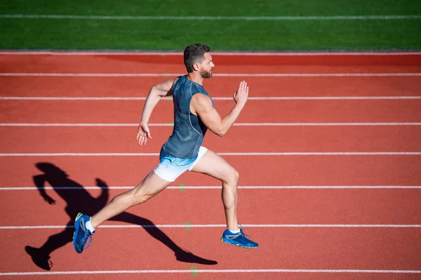 Cara sprinter correndo do início ao fim com sucesso e velocidade, esporte e saúde — Fotografia de Stock