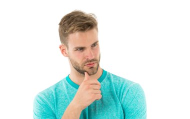 Fikir arıyorum. Adam ciddi bir yüz ifadesiyle fikir arıyor, beyaz arkaplan. Sakallı adam çenesine dokunmuş. Düşünceli ruh hali konsepti. Sakalsız, traşsız adam beyin fırtınası yapmakla meşgul.