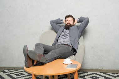 Yapılan işten memnun. İş yerinde bir erkek. Takım elbiseli bir iş adamı. İnsanoğlunun başarısı. Kendine güvenen bir adam. Sakallı adam. Başarıyı hisset. Sakallı, olgun bir hippi. İş başarısı. Modern iş adamı