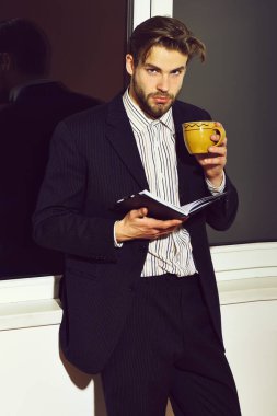 Not defteriyle sakallı iş adamı