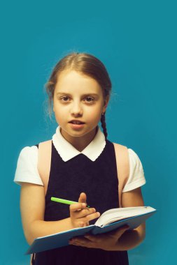 Çalış ve okul konseptine dön. Okul üniformalı çocuk.