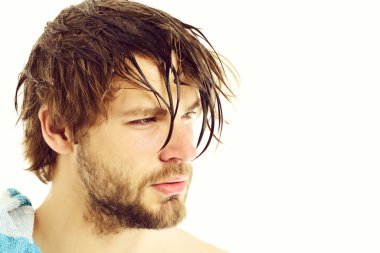 Sabah hijyen rutini. Çizgili havlusu olan adam.