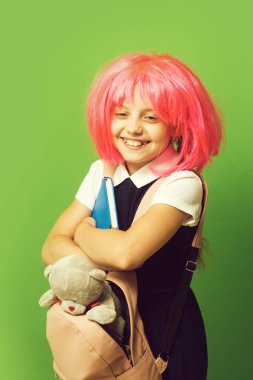 Çocukluk ve okul konseptine geri dönmek. Pembe peruklu kız öğrenci.