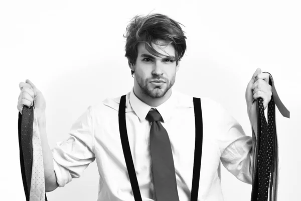Sakallı, maço, beyaz tenli, renkli kravatlı bir adam. — Stok fotoğraf