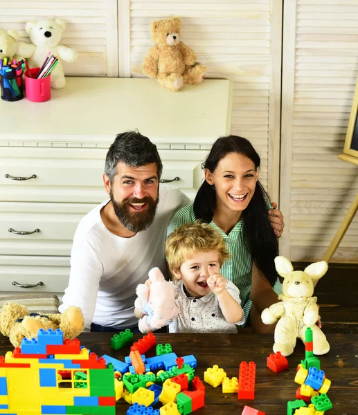 Aile ve çocukluk. Anne, baba ve çocuk oyuncaklarla oynuyor. — Stok fotoğraf