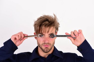 Servis ve mühendislik konsepti. Tamirci ya da muslukçu.