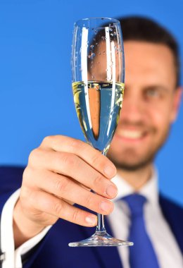 Menajerlerin elinde şampanya bardağı var..