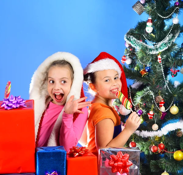 Las niñas celebran la Navidad juntas comiendo dulces — Foto de Stock