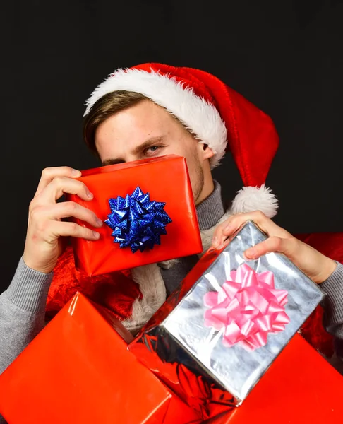El hombre tiene regalos de Navidad. Santa escondido detrás de regalos — Foto de Stock