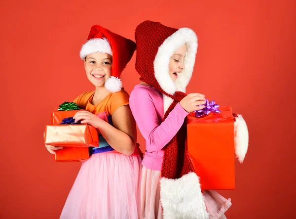 Niños en sombreros de Navidad con cajas de regalo regalos abiertos —  Fotos de Stock