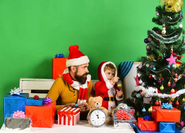 La famiglia di Natale decora abete su sfondo verde — Foto Stock