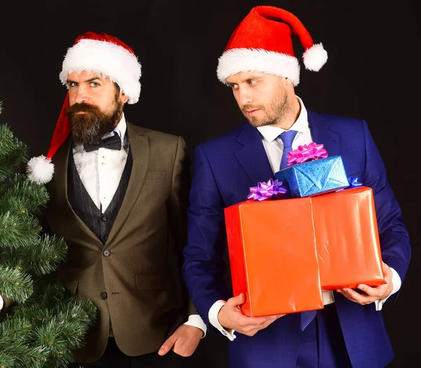 Los gerentes con barba se preparan para Navidad. — Foto de Stock