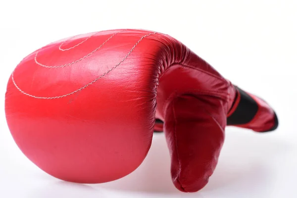 Концепция защиты и силы. Боксерская перчатка красного цвета — стоковое фото