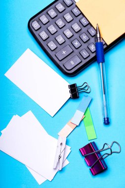 İş fikri konsepti. Kalem yakınındaki farklı renklerin yer imleri