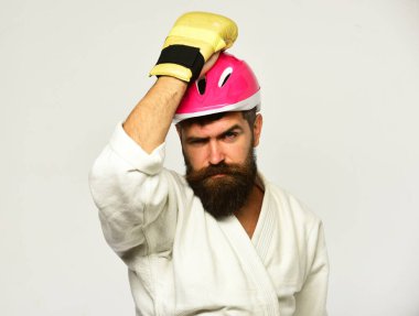 Kimonolu sakallı ve beyaz kasklı bir adam.