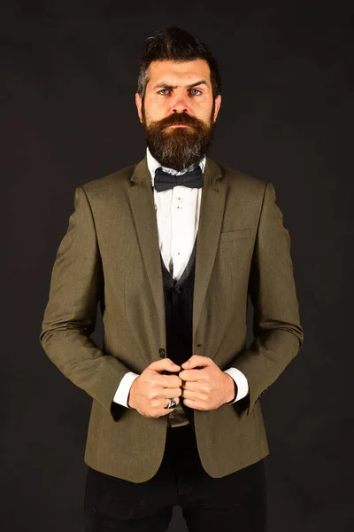 Чоловік в класичному костюмі і краватка з бородою — стокове фото