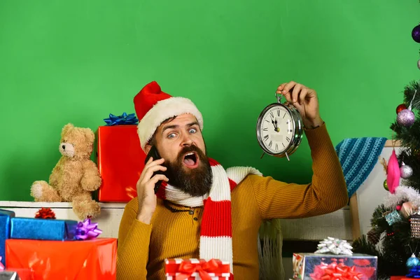 Père Noël avec l'horloge et le téléphone portable — Photo