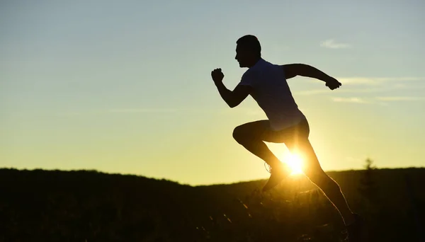 Atleta corre no fundo céu por do sol, espaço de cópia. — Fotografia de Stock