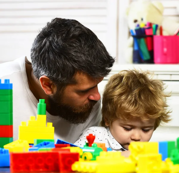 Niño niño junto con padre jugando juguetes educativos — Foto de Stock