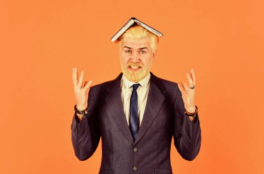 Kafasında kızgın iş adamı defteri var. Olgun bir adam sakal ve saç boyadı. Kitap okumaktan yoruldum. Çok iş var. Günlük program. Erkek profesyonel öğretmen. Berber dükkanından sonra. işletme okulu eğitimi